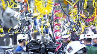 Un regreso a las fuentes del saber hacer. Toyota puso en sus fábricas japonesas 100 espacios de trabajo manual intensivo.