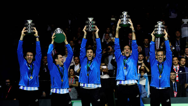 Los argentinos levantan los trofeos de la Davis en Zagreb. Foto: Germ&aacute;n Garc&iacute;a Adrasti.
