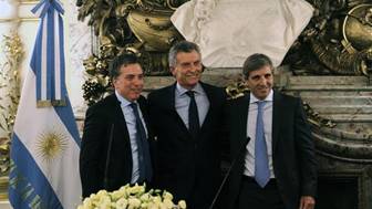 Mauricio Macri, junto a Nicol&aacute;s Dujovne, y Luis Caputo