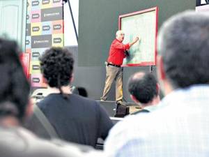 El equipo de arqueólogos encabezado por Emilio Gamo Pazos y Javier Fernández Ortea trabaja con el drone y los equipamientos de exploración arqueológica