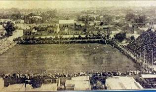 1929. En la inauguración de las primeras tribunas del Gigante, el público desbordó el escenario.