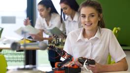 Un estudio reveló cómo se limita desde la infancia y la adolescencia a las mujeres en las disciplinas STEM (Getty)