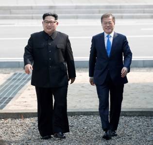 El dictador norcoreano Kim Jong-un y el presidente surcoreano Moon Jae-in camina en terreno surcoreano. (Korea Summit Press Pool via AP)