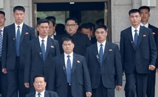 Kim Jong Un rodeado por sus guardaespaldas. (Korea Summit Press Pool via AP)