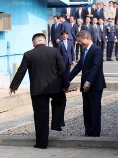 El histórico paso del dictador a la zona surcoreana. (Korea Summit Press Pool via AP)