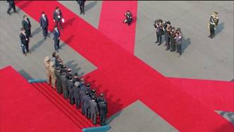 Los dos líderes junto a las respectivas comitivas durante un momento protocolar del lado surcoreano.