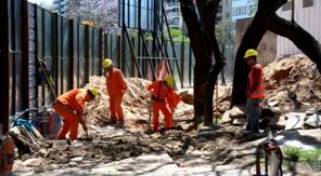 SERVICIOS. En plaza España, hay cuadrillas que trabajan en la reubicación de la cañería. (Municipalidad de Córdoba)