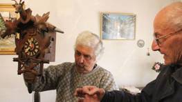 Testigos históricos. Irma y Pablo trabajaron en la construcción de la maquinaria del reloj cucú de Villa Carlos Paz (La Voz).