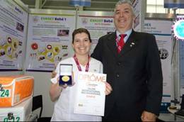 La pediatra exhibe su premio junto a Eduardo Fernández, director de la Escuela Argentina de Inventores