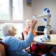 Zora, el robot que cuida y entretiene a los ancianos