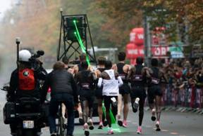 Kipchoge estuvo acompañado por siete atletas de primer nivel que se iban intercambiando cada cinco kilómetros (Foto: Reuters)