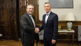 El encuentro de Alberto Fernández y Mauricio Macri en la Casa Rosada el día después de las elecciones.