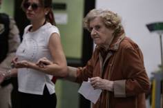 Una mujer mayor vota durante las elecciones