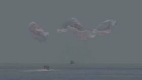 Imagen lejana del amerizaje de la cápsula Dragon