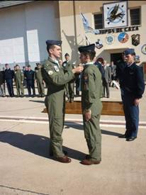 Gonzalo Fabián Britos Venturini, al recibir un pañuelo que identifica el sistema de vuelo al que pertenece de parte de Sebastián Ardiles, hijo de José Pepe Ardiles, veterano de guerra de Malvinas.