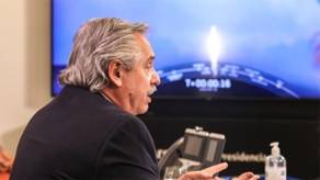 El presidente Fernández, observando el lanzamiento del Saocom 1 B.