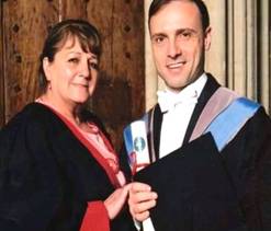 Esteban, en Oxford, junto a su madre Ester