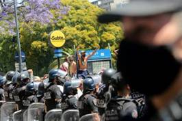 Incidentes en la Avenida 9 de Julio durante el sepelio de Diego Maradona