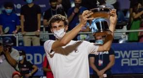 Dos en uno. Cerúndolo también se llevó el trofeo por el centenario de la Asociación Argentina de Tenis. (@AATenis)