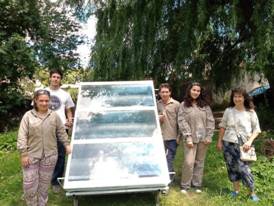 Puede ser una imagen de 5 personas, personas de pie y al aire libre
