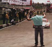 Gabriel Werner, con los brazos en alto, recibe a Mariano en un triunfo del TC Pista (Archivo CORSA).