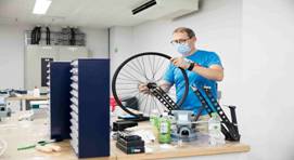 Descripción: Así es por dentro el taller de reparación de prótesis, órtesis y sillas de ruedas en la Villa Paralímpica