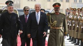 Biden en una visita por sorpresa a Afganistán como vicepresidente en 2011.