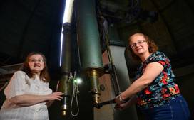 Dupla. Mercedes Gómez (a la izquierda) es la primera directora mujer del OAC en 150 años. La acompaña Andrea Ahumada, vicedirectora. (Nicolás Bravo / La Voz)