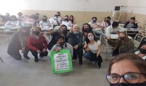 Maximiliano, con computadora del programa Conectar Igualdad. 