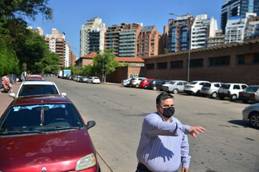 Enzo Cravero, en el sector de la calle Rondeau que se transformará en un 'corredor de la biodiversidad' (Pedro Castillo / La Voz)