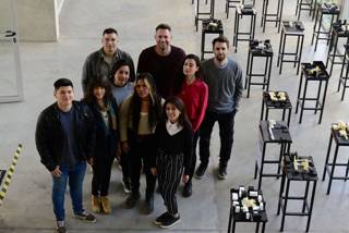 El arquitecto Pablo Senmartin (al centro) y el grupo de estudiantes con los que desarrolló el proyecto. (José Gabriel Hernández / La Voz)