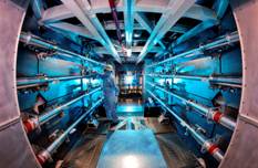 En esta fotografía de 2012 proporcionada por el Laboratorio Nacional Lawrence Livermore, un técnico revisa un elemento de óptica dentro de la estructura de soporte del preamplificador, en el centro ubicado en Livermore, California. (Damien Jemison/Lawrence Livermore National Laboratory via AP)