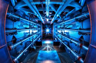 Crear la ganancia neta de energía requirió la participación de uno de los láseres más grandes del mundo, y los recursos necesarios para recrear la reacción en la escala requerida para hacer que la fusión sea práctica para la producción de energía (NIF)