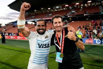 La celebración de Gastón Revol y Santiago Gómez Cora, head coach del seleccionado de rugby seven, tras la consagración en Hamilton. (Prensa UAR / Gaspafotos)