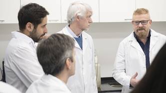 A Rabinovich, le gusta asociar a Gal-1 con Dr. Jekyll and Mr. Hyde, el personaje de la novela de Robert Louis Stevenson, dado que, según afirma, “a veces juega el rol de villana, cuando ayuda a los tumores a eludir la respuesta del sistema inmune, y otras el de heroína, al evitar la aparición de enfermedades autoinmunes” (Galtec/Vero Tello)