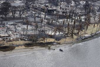Vistas desde el aire de la comunidad de Lahaina después de que los incendios forestales provocados por los fuertes vientos quemaran la mayor parte de la ciudad hace varios días, en Lahaina, Maui, Hawái, Estados Unidos 10 de agosto de 2023. REUTERS/Marco García 