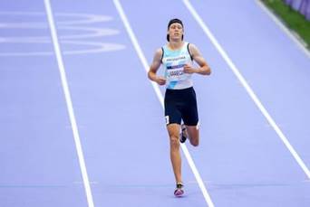 Elián Larregina en la pista del Stade de France, ganó el repechaje e ingresó en las semifinales de los 400m masculinos