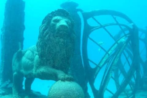 Las calles de la ciudad bajo el agua reúnen 265 arcos con mampostería conservada de leones, dragones, aves fénix e inscripciones historias