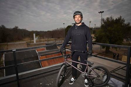'Maligno' y su bici, una extensión de su cuerpo. (Facundo Luque / La Voz)