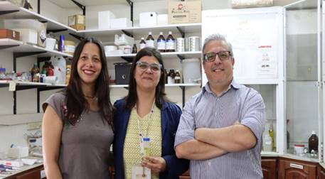 Anabella Ferral, Rocío Guido y Oscar Oviedo en el laboratorio. (UNC)