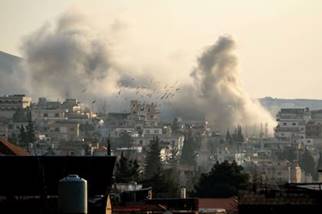 Humo se eleva desde el lugar de un bombardeo israelí en la ciudad de Baalbeck, en el valle de la Bekaa, en Líbano, el 2 de marzo de 2026