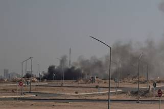 Humo se eleva tras un presunto ataque iraní en la zona donde se encuentra la Embajada de Estados Unidos en la ciudad de Kuwait, el 2 de marzo de 2026