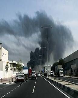 Los automovilistas circulan frente a una columna de humo que se eleva tras un presunto ataque iraní en el distrito industrial de Doha el 1 de marzo de 2026