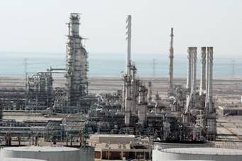 Una vista general muestra la planta de producción de petróleo de Ras Tannura, cerca de Dammam, en la provincia oriental de Arabia Saudita, el 27 de diciembre de 2004