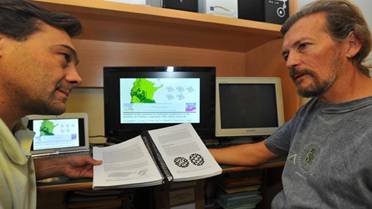 Investigadores. Ezequiel Leiva y Ramiro Rodríguez analizaron la fuerza del viento en el departamento Río Cuarto (Sergio Cejas/LaVoz).